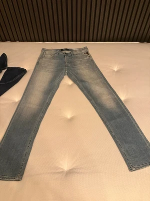 Replay Joe jeans  - Säljer ett par ljusblå jeans från Replay, det är ett par replay Joe som är använda ett par gånger. Storleken är 31/32