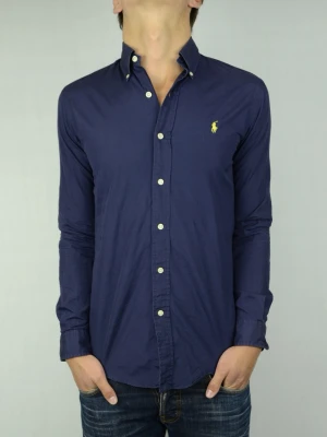 Ralph Lauren skjorta  - POLO RALPH LAUREN SKJORTA Storlek : XS Passform : Normal Användning : Skjortan är i ett fint skick utan defekter Nypris : Cirka 1800SEK Modellen på bilden : 182CM och väger 74KG