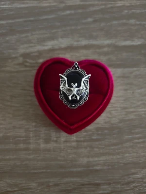 Svart statementring med fladdermus - ring i storlek 19mm ((justerbar)), silverfärgad. 
