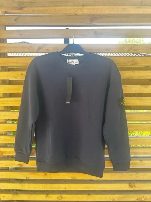 Mörkblå sweatshirt från Stone Island - Cool navy sweatshirt från Stone Island med klassisk rund hals och ribbade muddar.