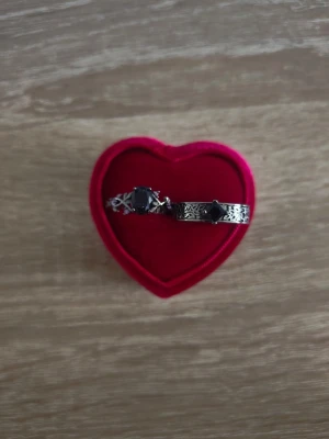 Svartfärgade ringar med svart sten och lila detaljer - 2st ringar i storlek 19mm, svartfärgad. 
