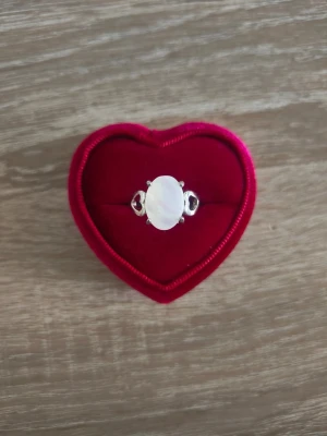 Silverring med vit oval färg ändrade - sten - ring i storlek 18,1mm, silverfärgad. 