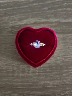 Guldfärgad ring med regnbågsskimrande sten - ring i storlek 19mm, guldfärgad.