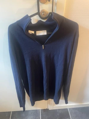 Selected Homme Quarter Zip - Marinblå Selected Homme Quarter Zip storlek M. Hör av er vid intresse, pris och fler bilder. 