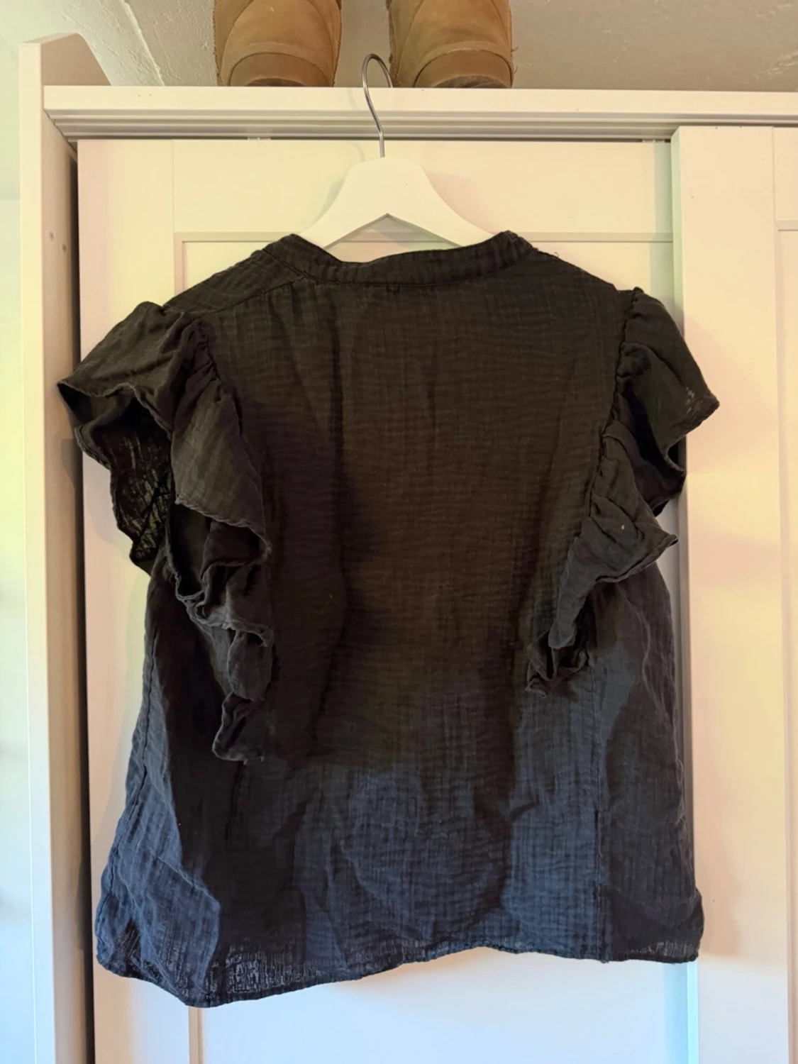 Svart blus med volangärmar - 1