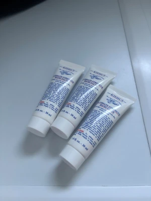Kiehl's Ultimate Strength Hand Salve - Tre tuber Kiehl's Ultimate Strength Hand Salve, 30 ml vardera. Vit tub med blå och röd text, praktisk att ha med sig. Perfekt för att återfukta torra händer och skydda huden. Passar alla hudtyper och är enkel att applicera.