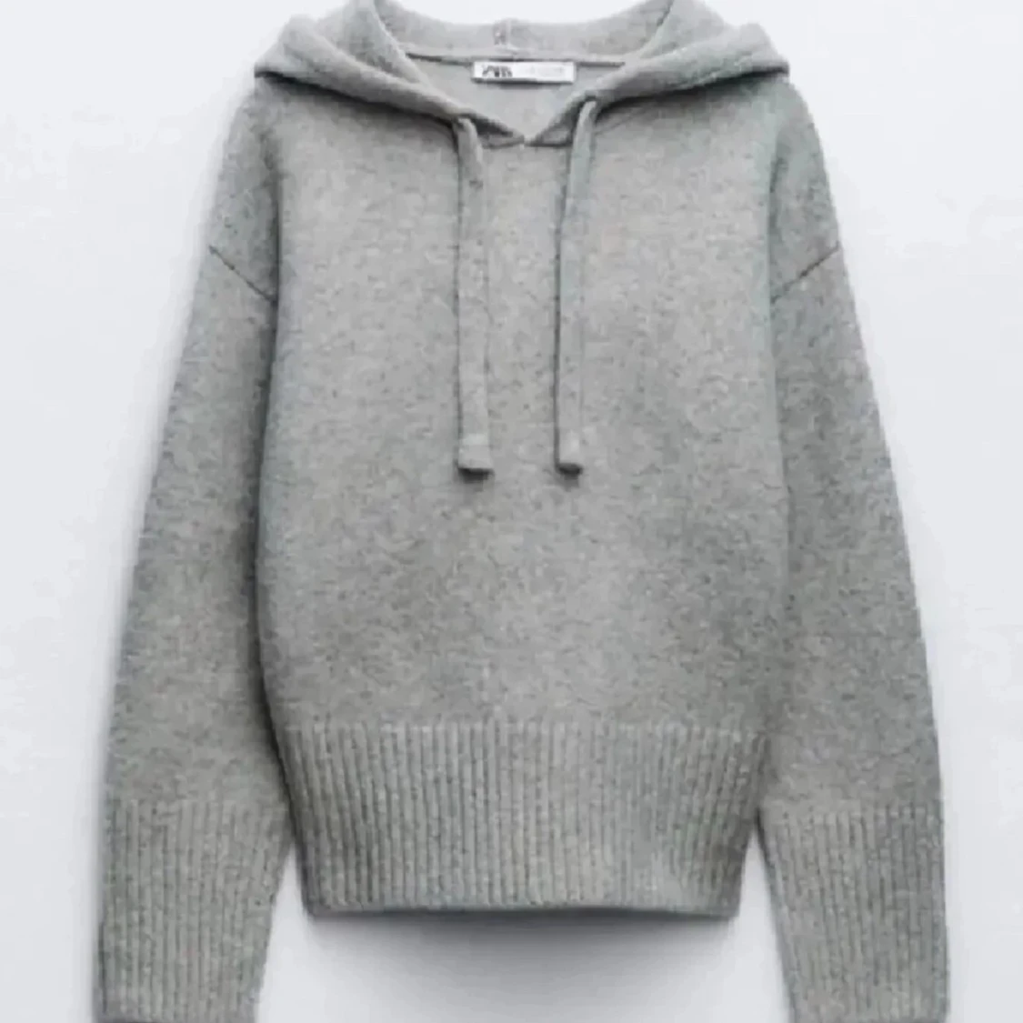 Grå stickad hoodie från Zara