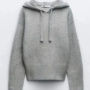 Grå stickad hoodie från Zara - Mysig grå stickad hoodie från Zara. Säljer då den inte kommer till användning! Pris går att diskuteras💕