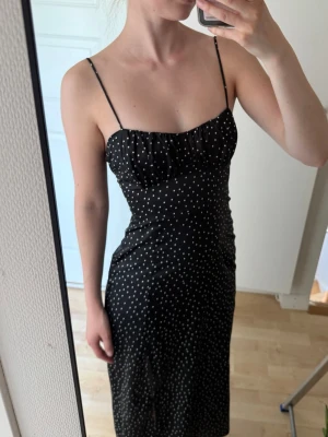 Zara klänning - Otroligt fin prickig satinklänning från Zara i strl s🩷