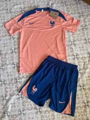 Frankrike fotbollsträningsset Nike - Frankrike fotbollsträningsset i storlek M. Shortsen har fickor med dragkedjor. Helt nya och oanvända, Hör gärna av vid frågor!