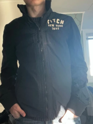 Abercrombie & fitch jacka  - Riktigt snygg och sällsynt Abercrombie jacka perfekt nu till vår sommar då den är lite tunnare. Riktigt snygg och i perfekt skick inga fel. Storlek M kan även passa större S och kommer säljas för endast 498 kr kom gärna med frågor och prisförslag 😁✌️