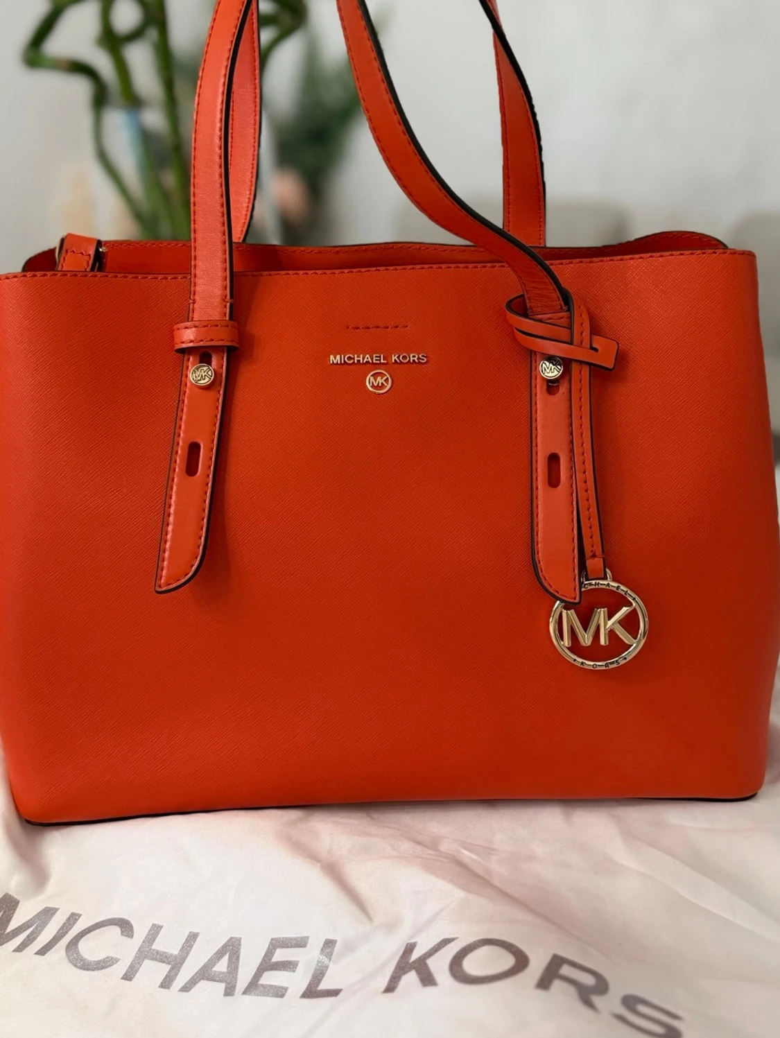 Orange handväska från Michael Kors