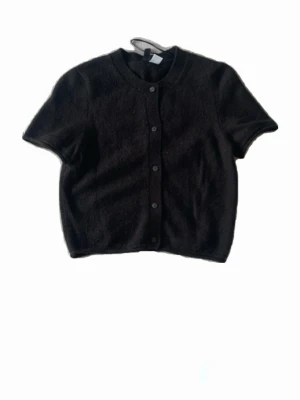 Stickad kofta  - En jätte söt mörkbrun stickad kofta som köptes på H&M för inte så längesedan. Har inte använts mer än 4-5 gånger så den inte riktigt satt som jag hade velat🌟i gott skick och inga defekter!