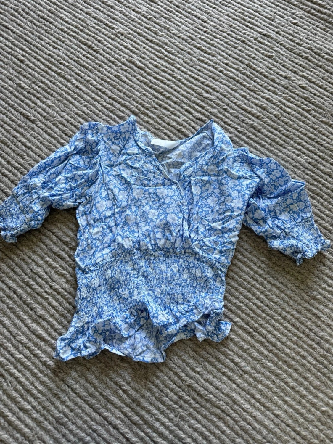 Blommig blå volangblus - 1