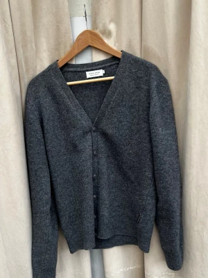 Mörkgrå kofta från Casual Friday - Mysig mörkgrå kofta från Casual Friday. Tillverkad i mjukt stickat ull.  Perfekt för lager på lager och enkel att matcha med olika outfits. Skriv vid frågor! 😁