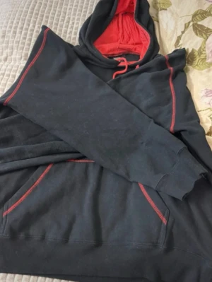 Hoodie - Står xxl men känns mer som en XL-L kan möta upp i Stockholm