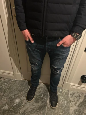 Dondup jeans - Säljer dessa tvär feta Dondup jeans med slitning. Modellen är ca 180 cm lång och väger 73 kg. Tveka inte på att kontakta mig vid minsta fundering🙌