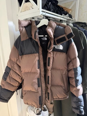 The North Face dunjacka herr tjock vinterjacka - Stl L. 100% dun, mycket varm och tjock. Använt fåtal gånger, bla i nord-norge på skidtur med -25 och höll mig varm och bekväm. Skicket är i nyskick, inga skador finns. Modellen säljs ej längre och är unik i färgerna. Nypris var 5500:-mitt pris 4000:-.