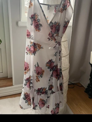 Klänning - Jättefin klänning med knyte i midjan. Knappt använd.