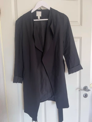 Kappa - Jättefin kappa med skärp och tyg som känns lyxigt. I använt skick, vissa fläckar som försvinner i tvätten.