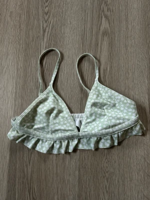 Bikiniöverdel - Superfin ljusgrön bikiniöverdel med söt volang längst ned. Superfint skick! 💚