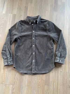 Mörkgrön Manchester skjorta från Weekday - En lite tjockare Manchester skorta, perfekt för att ha en T-shirt under och till våren eller hösten. Skjorta är i väldigt bra skick! Måtten: Längd 66cm, bredd 44cm, storlek S/M. Hör gärna av dig vid frågor!😊