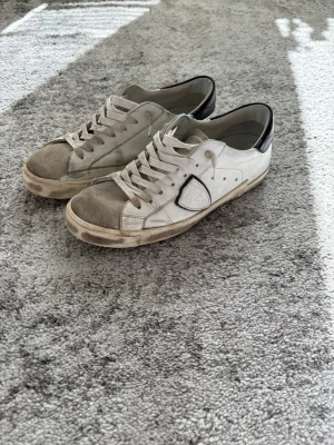 Vita Philippe Model sneakers  - Vita philippe model skor i storlek 42. Minimal slitning i hälen. Kvitto finns, Priset ej hugget i sten