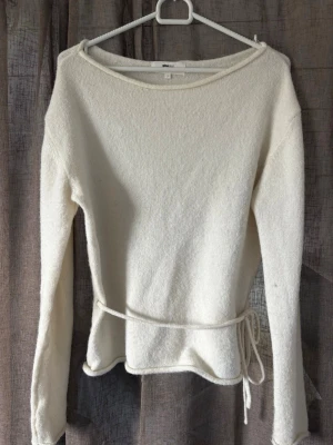 Snygg stickad tröja  - Säljer denna snygga tröja från Gina Tricot❣️super fint skick och nästan oanvänd