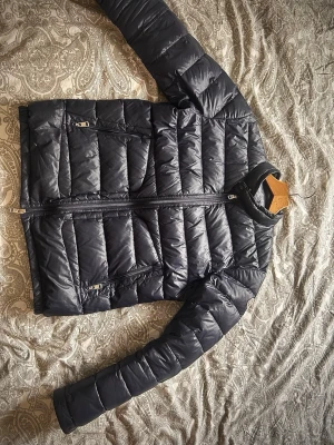 Moncler Navy blue down jacket  - Väldigt fin Moncler dunjacka med quiltat morden edge. Priset kan diskuteras.