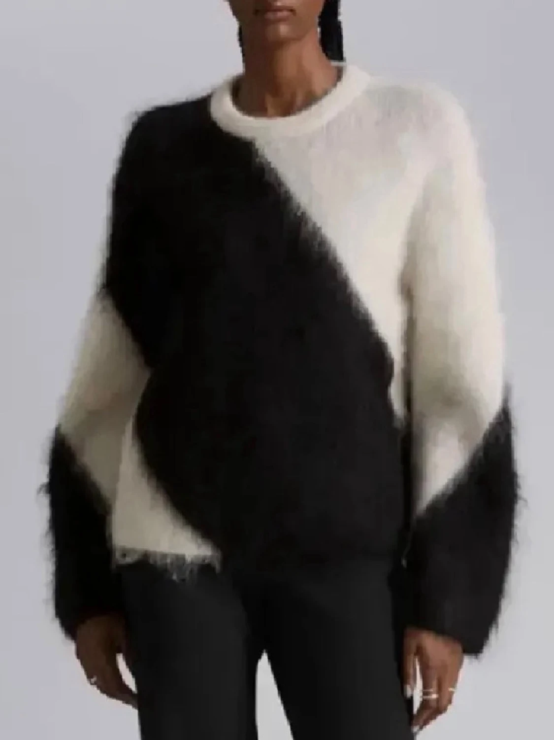 Svartvit fluffig stickad tröja - 1