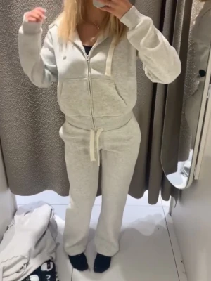 Ljusgrått set med mjukisbyxor och kofta - Set med mjukisbyxor och kofta, jätte snyggt och bekvämt 