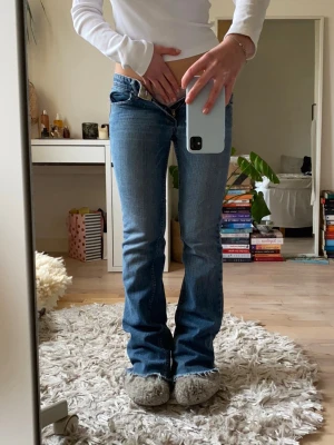 Low waist bootcut jeans lågmidjade - Vintage Low waist bootcut jeans från GUTZ Denim. Slitna nere men det ger en cool look. Hittar inte storleken men skulle säga xs möjligtvis xxs🥰 MÅTT: midja - 33,5cm innerbenslängd: 77-78cm