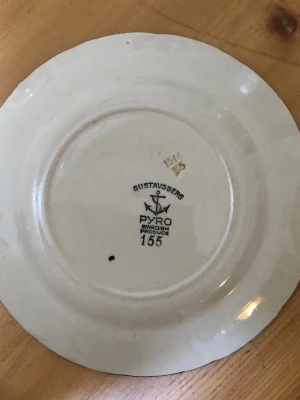 Gustavsberg Wilhelm Kåge - Säljer en tallrik  Perfekt för dig som gillar retro och svensk design för användning eller samlande. Fatalt är 16 cm i diameter. Intakt och ursnyggt. 50kr