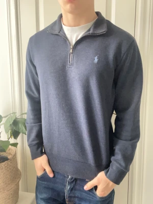 Ralph lauren quarter zip  - Ralph lauren quarter zip, Inga defekter! Modellen i bilderna är 180 cm 75 kg och bär Storlek M , Kom med frågor! 🌟 (Kan gå ned i pris vid köp av paket 😉) 