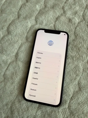 Svart iPhone med slimmad design - Säljer en svart iPhone med modern, slimmad design och stor skärm. Telefonen har rundade hörn och glas på framsidan. Perfekt för dig som gillar stilren teknik och vill ha en kraftfull smartphone från Apple.