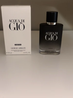 Acqua di Giò Parfum 50ml Armani - Acqua di Giò Parfum från Giorgio Armani. Flaskan rymmer 50 ml och har en stilren design med märkets logga i vitt. Parfymen levereras med originalförpackning. 43 ml kvar ungefär. 