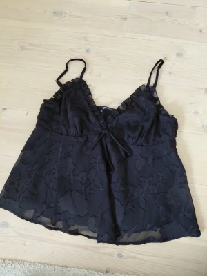 Super söt blus! - Blus från gina med små fina detaljer på tyget!😊