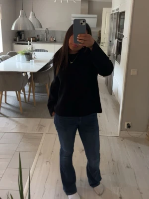 Svart basic stickad tröja - En enkel svart stickad tröja med rund halsringning och långa ärmar. Tröjan har en rak passform och är perfekt att matcha med jeans eller kjol. Materialet ser mjukt och bekvämt ut, perfekt för en sommarkväll inte för tunn och inte för varm💞