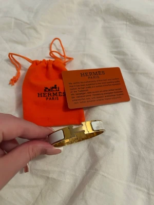 Armband  - Mycket bra skick förutom färgskadan 