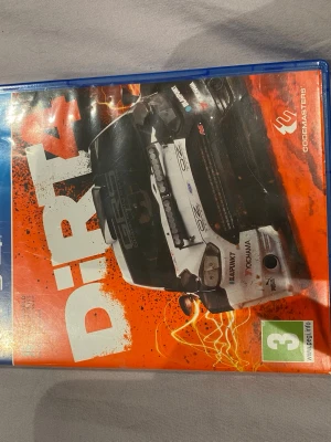 DiRT 4 PS4 spel - Säljer DiRT 4 till PS4, ett rallyspel med intensiv racing och realistisk grafik. Omslaget är orange med en rallybil i fokus och spelet kommer i ett blått plastfodral. Perfekt för dig som gillar motorsport och utmanande banor. Kan ha lite problem ibland men funkar ändå bra 