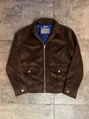 Human Scales Mocha Jacka  - tjatja! nu säljer jag min riktigt feta human scales jacka som e perfekt nu till våren👏 de här e lätt dom fetaste jackorna man kan få tag på just nu🖖 Strlk L sitter som M🫡 Tveka inte på att skriva ifall du har fler frågor😉