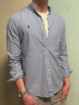 Blåvit Ralph Lauren skjorta – S - Säljer denna stilrena och snygga vitblå rutiga Ralph Lauren skjortan. Skjortan är i mycket bra skick. Storlek s/p vilket motsvarar ca M slim fit. Har du några frågor? Tveka inte att höra av dig. Allt gott från Deluxe garderoben ⭐️  