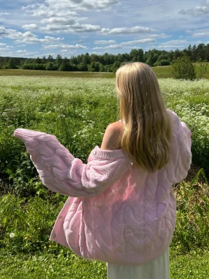 Ljusrosa kabelstickad kofta - Ljusrosa kabelstickad kofta. Oversized passform. Sparsamt använd!