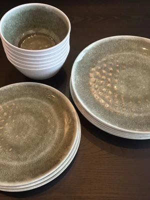 Camping campingservis 18 delar i mellamin från Excellent Houseware - Säljer ett fint set i mellamin med tallrikar, skålar samt assietter från Excellent Houseware. 18 delat. De är grönmelerade och i fint använt skick, finns spår av användning.  Perfekt för camping!