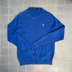 Polo ralph lauren tröja - Ett reparerat mindre hål på sidan annars skitbra skick utan fläckar