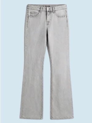 Ljusgrå lowwaist bootcut jeans - Snygga ljusgrå bootcut jeans med klassisk femficksdesign och hög midja. Jeansen har en lätt utsvängd passform nedtill och är tillverkade i mjukt denimtyg. Perfekta för en trendig och avslappnad look.