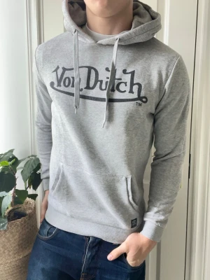 Von Dutch hoodie  - Von Dutch hoodie, Inga defekter! Modellen i bilderna är 180 cm 75 kg och bär Storlek S , Kom med frågor! 🌟 (Kan gå ned i pris vid köp av paket 😉) 
