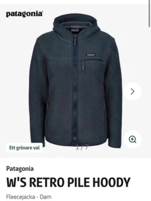 Mörkblå fleecejacka Patagonia - Mysig mörkblå fleecejacka från Patagonia med huva och hel dragkedja framtill. Köp gärna direkt, köpt på naturkompaniet för 1800 nypris. Inga defekter ❤️❤️