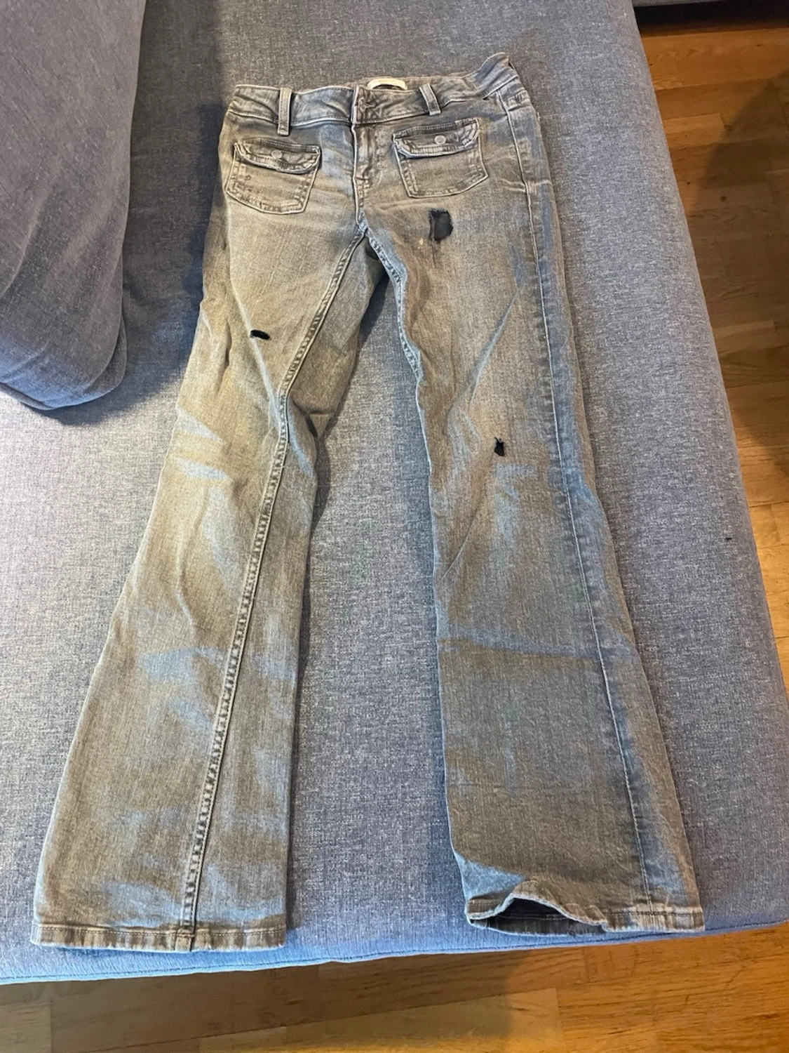 Grå slitna bootcut jeans