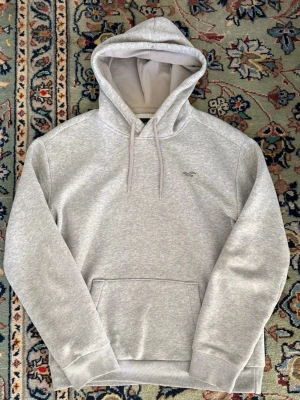 Hollister hoddie - Säljer denna feta Hollister hoddie i storlek M. Den är i bra skick med inga hål eller deffekter. Nypris runt 1200kr. Skriv om ni har funderingar!